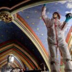 La France s’effondre : un chantier de restauration devient une célébration du chaos culturel